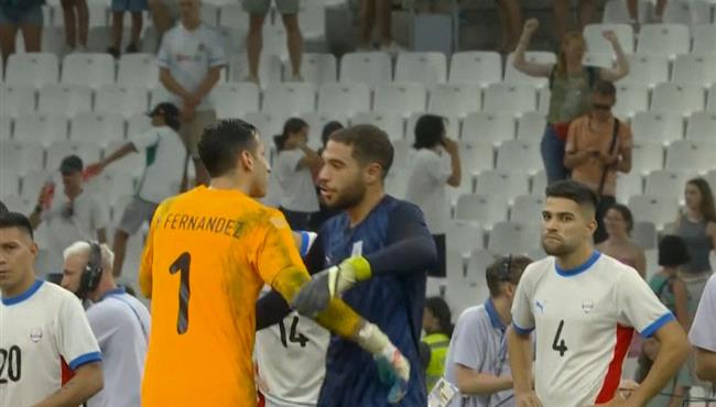 لقطة طيبة حمزة علاء يصافح ويعانق حارس بارجواي بعد نهاية المباراة
