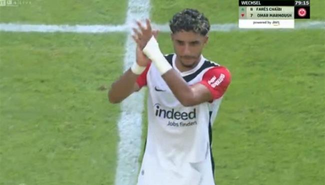 عمر مرموش يتلقي تحيه كبيرة من جماهير فرانكفورت لحظة خروجه في مباراة هوفنهايم