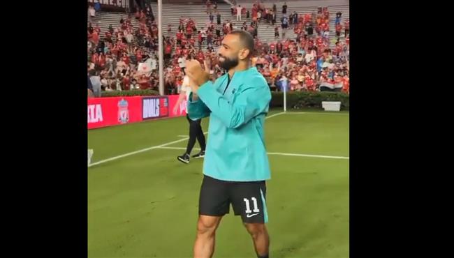 محمد صلاح يطوف في الملعب ليحي الجماهير بعد مباراة ليفربول ومانشستر يونايتد