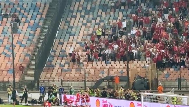 احتفال وسام ابو علي مع جماهير الاهلي