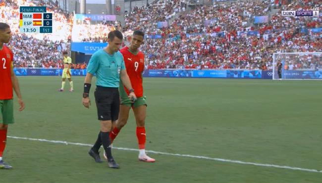 لحظة اصابة الحكم وخروجة في مباراة المغرب واسبانيا باولمبياد باريس