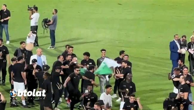 احمد القندوسي يحتفل بعلم الجزائر مع زملائه بعد الفوز بكأس الرابطة