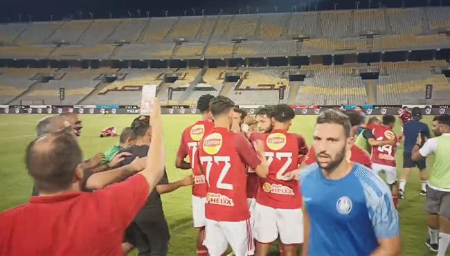 احتفال لاعبي الاهلي بعد الفوز علي سموحة والتتويج بالدوري المصري