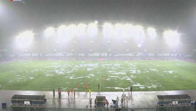 لحظة توقف مباراة قطر وكوريا الشمالية بسبب الامطار الغزيرة