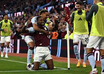 فيديو أستون فيلا يحقق ريمونتادا مثيرة بثلاثية على إيفرتون في الدوري الإنجليزي