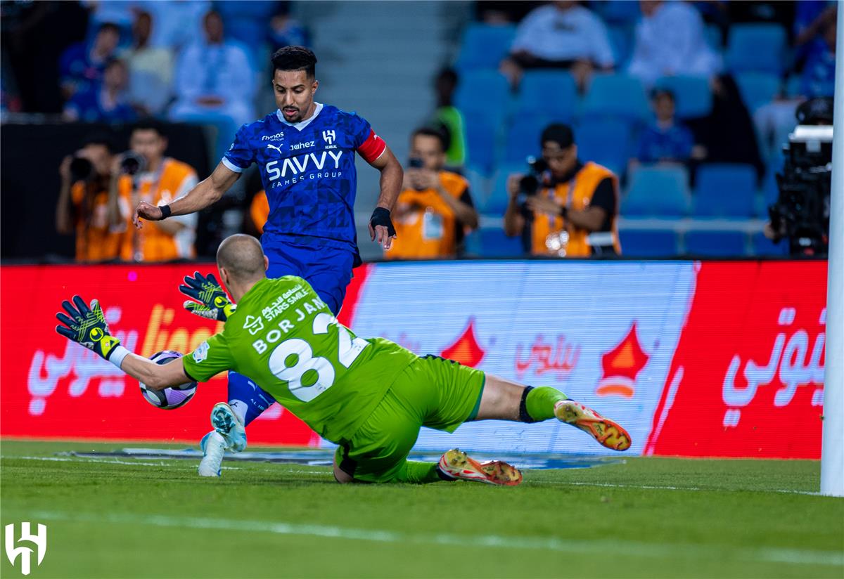 فيديو | سالم الدوسري يسجل هدف الهلال الأول أمام الرياض