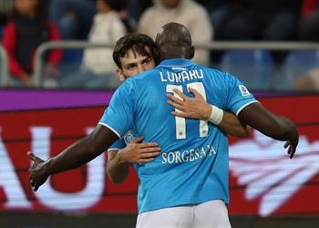 فيديو في ليلة تألق لوكاكو نابولي يكتسح كالياري برباعية نظيفة بـ الدوري الإيطالي