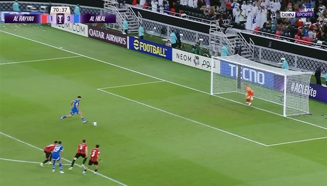 حارس الريان يتصدي لركلة جزاء امام ميتروفيتش في دوري ابطال اسيا