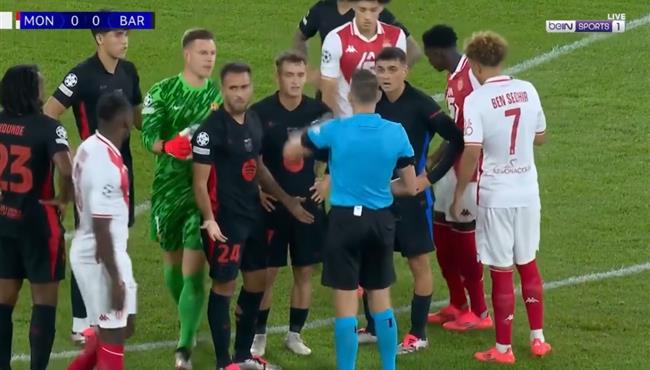 طرد إريك جارسيا في مباراة برشلونة وموناكو بدوري ابطال اوروبا