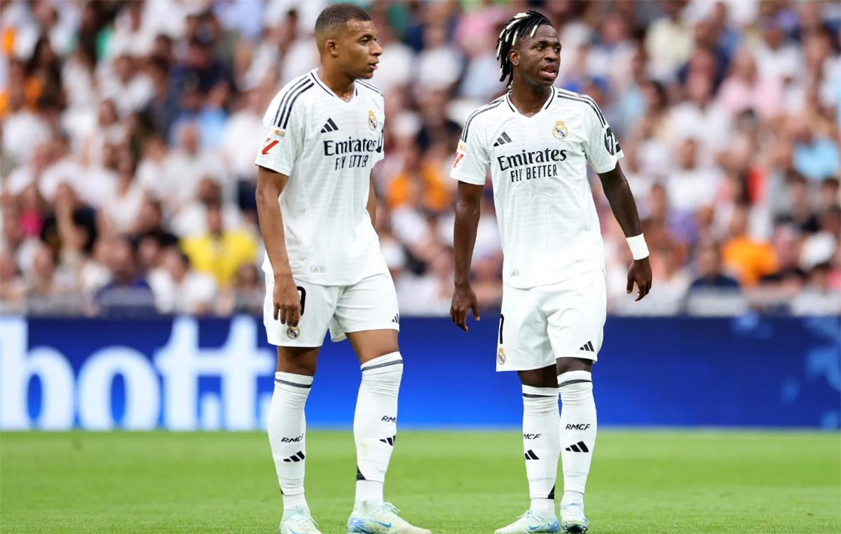 الرئيس التنفيذي للدوري السعودي يفتح باب التعاقد مع مبابي وفينيسيوس