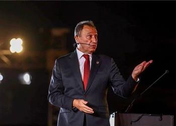 الخطيب بعد تسلم درع الدوري على لاعبي الأهلي فهم هذا الأمر وأشكر الجماهير