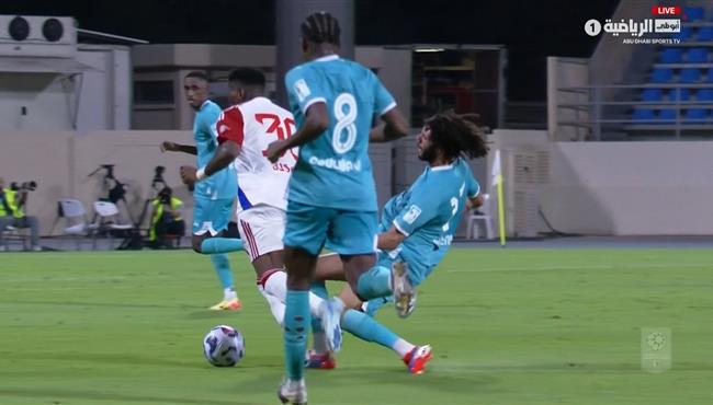 مشادة بين محمد النني ولاعب الشارقة في الدوري الاماراتي