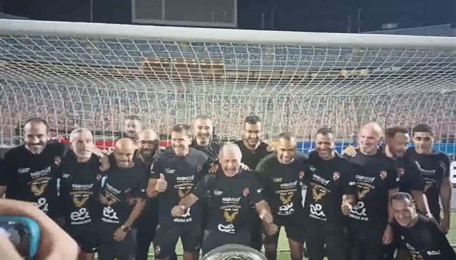 كولر والجهاز الفني للنادي الاهلي يلتقطون صورة تذكارية مع درع الدوري المصري