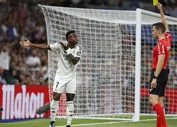 فيديو فينيسيوس يفلت من الطرد بعد تصرفه الساخر في مباراة ريال مدريد وألافيس