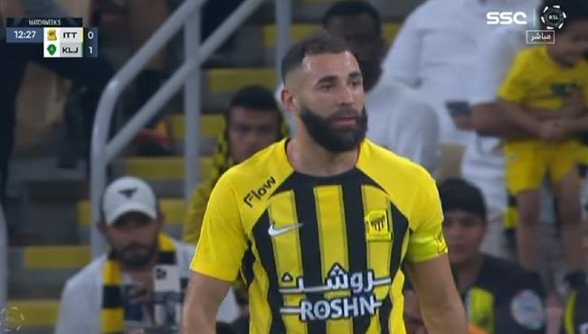 كريم بنزيما يتلاعب بمدافع الخليج ويهدر فرصة هدف للاتحاد