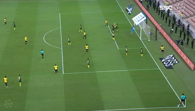 العارضة تحرم كريم بنزيما من تسجيل هدف امام الخليج بالدوري السعودي