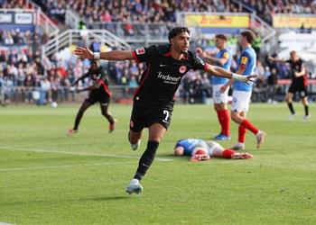 فيديو عمر مرموش يسجل ويصنع ويقود آينتراخت فرانكفورت لفوز كبير على هولشتاين في الدوري الألماني