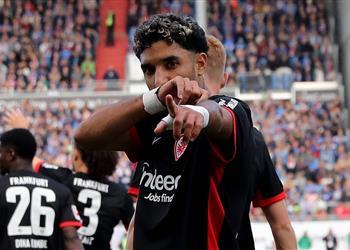 ردود فعل جماهير آينتراخت فرانكفورت على تألق عمر مرموش أمام هولشتاين بوليصة تأمين لنا