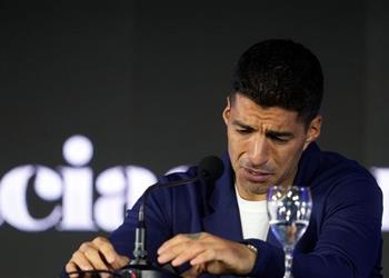 بعد مسيرة تاريخية رسمي ا سواريز يعلن اعتزاله الدولي مع أوروجواي