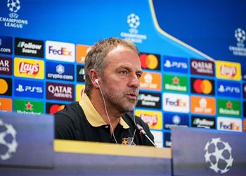 هانز فليك يرفض الحديث عن تشيزني ويؤكد لا يوجد لاعب يضمن مكانه في برشلونة