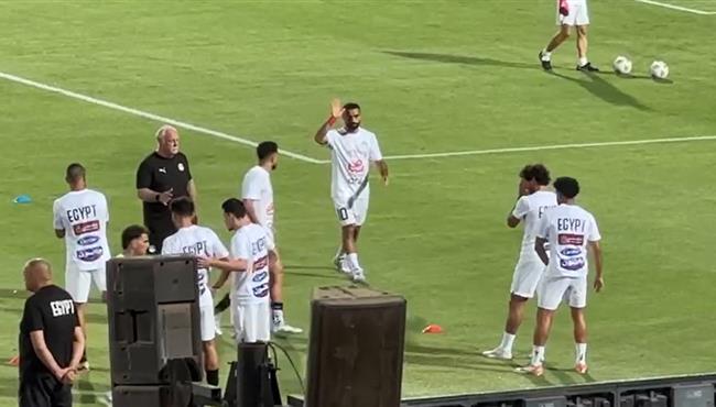 محمد صلاح وتريزيجيه يتوجهان لتحية الجماهير قبل مباراة مصر والرأس الاخضر