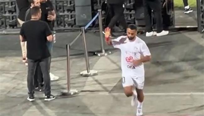 تحية خاصة من الجماهير لزيزو ومحمد صلاح قبل مباراة مصر والرأس الاخضر