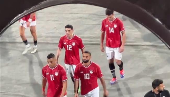 حديث جانبي بين محمد صلاح ومصطفي محمد وحسام حسن يوجه التعليمات لرامي ربيعه بين شوطي مباراة الرأس الاخضر