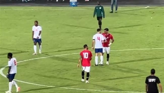 عمر مرموش يبادل قميصه مع روبيرتو لوبيز لاعب الرأس الاخضر