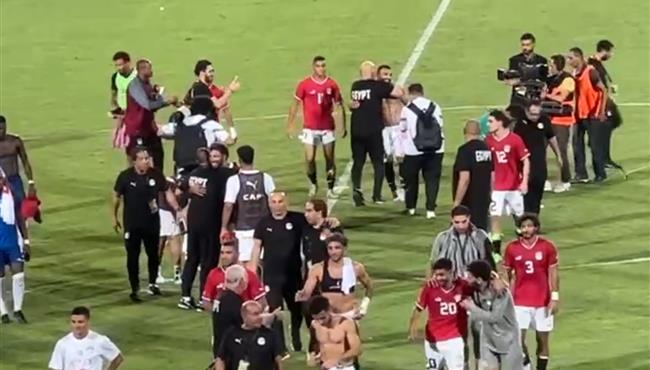 محمد صلاح يطمأن علي مصطفي محمد ويعانق حسام حسن بعد الفوز علي الرأس الاخضر