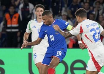 فوضى بغرفة اللاعبين مبابي يتعرض لانتقادات قاسية من زميله بعد خسارة فرنسا أمام إيطاليا