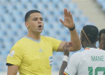 فيديو مشهد مثير للجدل محمد معروف يمنع ساديو ماني من تسديد ركلة جزاء