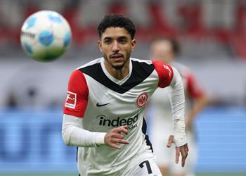 ذا أثليتك مانشستر سيتي يبدأ مفاوضاته مع فرانكفورت لضم عمر مرموش