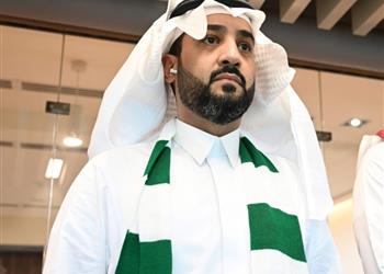رئيس الأهلي السعودي يوضح حقيقة رحيله عن منصبه