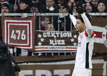 مدرب فرانكفورت يتهرب من حسم مستقبل مرموش بعد تألقه أمام سانت باولي