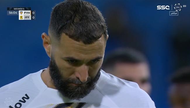 كريم بنزيما يهدر ركلة جزاء في مباراة الاتحاد والفيحاء