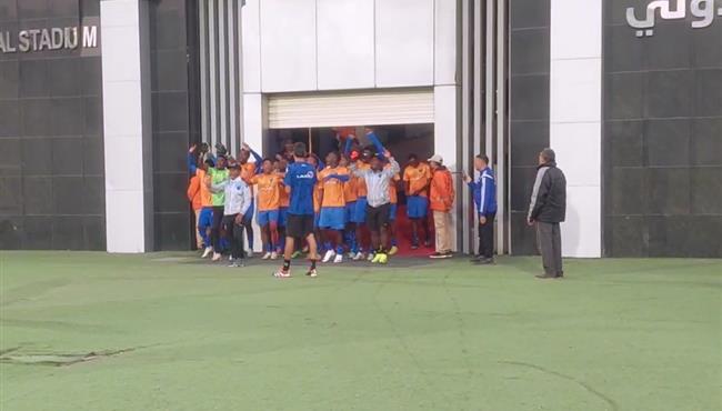 دخول غريب ومثير من لاعبي بلاك بولز لأرضية الملعب قبل مواجهة الزمالك