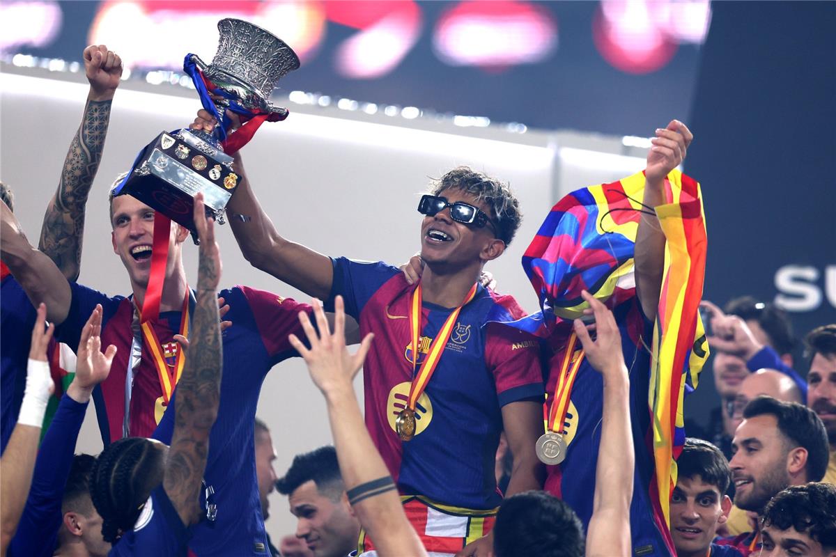 سبورت توضح سبب احتفال لاعبي برشلونة بـ"النظارة الشمسية" بعد التتويج بكأس السوبر
