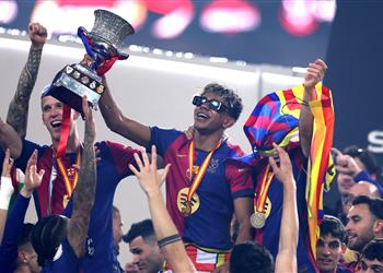 سبورت توضح سبب احتفال لاعبي برشلونة بـ النظارة الشمسية بعد التتويج بكأس السوبر