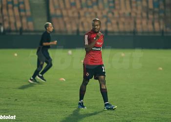 لاعب الأهلي يودع بيرسي تاو برسالة خاصة بعد انتقاله للدوري القطري