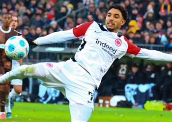 ميرسون يحث نادي ا إنجليزي ا على خطف عمر مرموش قبل مانشستر سيتي