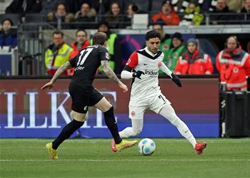 فيديو لا يتوقف مرموش يصنع هدف فرانكفورت الرابع أمام فرايبورج