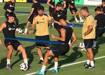 بطلب من فابريجاس كومو يستهدف ضم لاعب برشلونة المعار