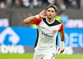 مدرب فرانكفورت يعلن موقف عمر مرموش من المشاركة أمام بوروسيا دورتموند