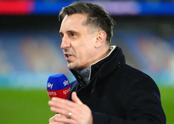 نيفيل بيع ليفربول لمهاجمه في يناير مخاطرة بلقب الدوري الإنجليزي