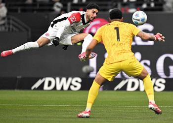 لم نخطط لرحيله مدير فرانكفورت يرفع الراية البيضاء بشأن عمر مرموش