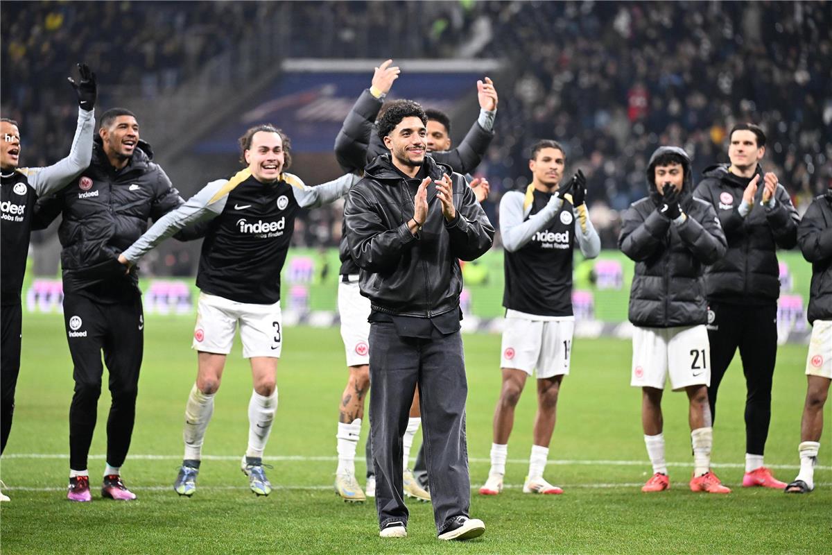 فيديو وصور | عمر مرموش يودع جماهير فرانكفورت بالدموع