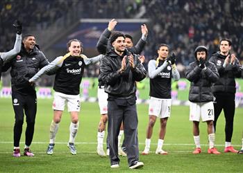 فيديو وصور عمر مرموش يودع جماهير فرانكفورت بالدموع