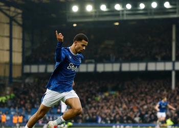 أقل من 10 نقاط على الهبوط فيديو مويس يحقق الفوز الأول مع إيفرتون ويعمق جراح توتنهام