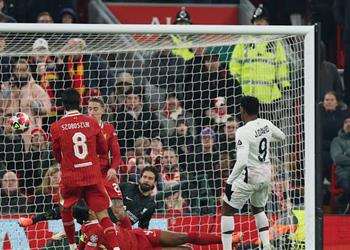 فيديو في 3 دقائق طرد عيسى ماندي وجوناثان ديفيد يسجل هدف ليل الأول أمام ليفربول