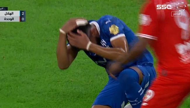 لقطة علي البليهي وايجالو في مباراة الهلال والوحدة بالدوري السعودي